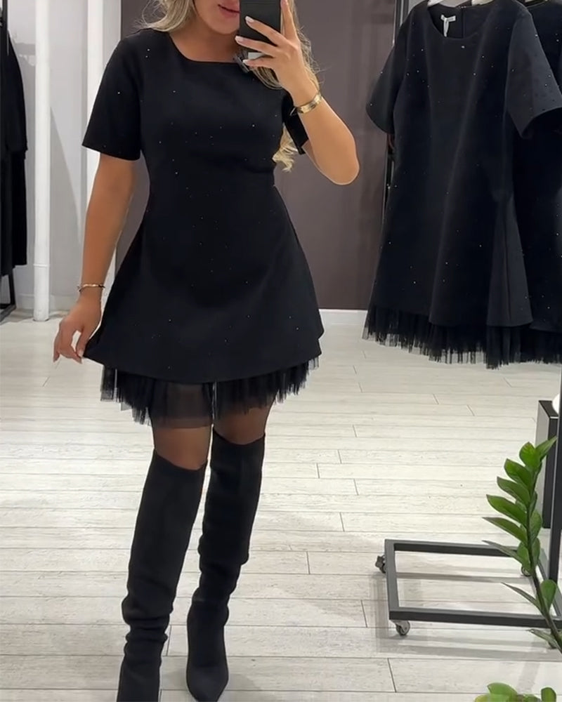 Elegancka sukienka z połyskującym patchworkiem z siateczki