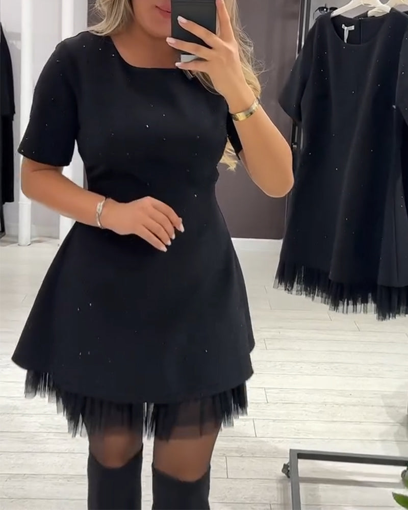 Elegancka sukienka z połyskującym patchworkiem z siateczki
