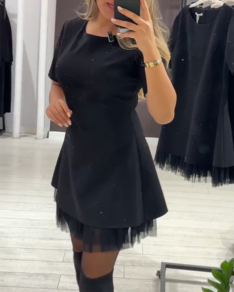 Elegancka sukienka z połyskującym patchworkiem z siateczki
