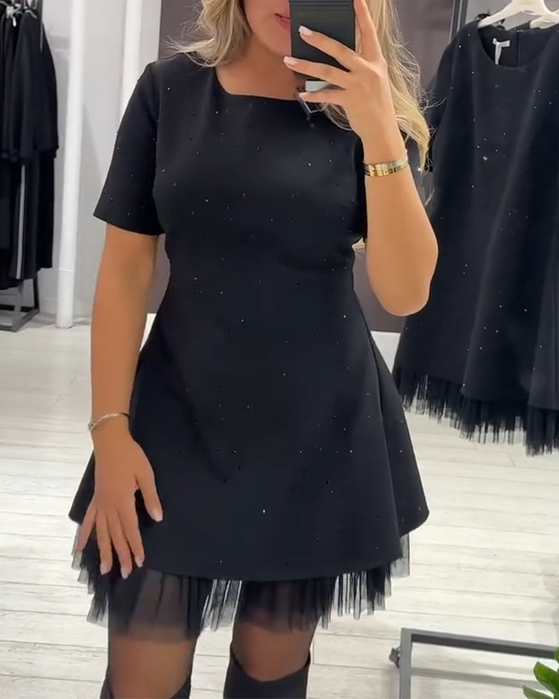 Elegancka sukienka z połyskującym patchworkiem z siateczki