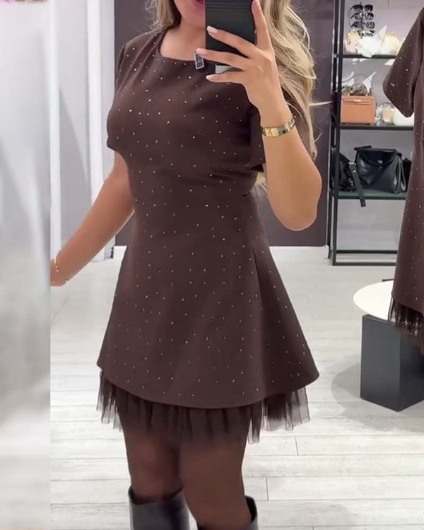 Elegancka sukienka z połyskującym patchworkiem z siateczki