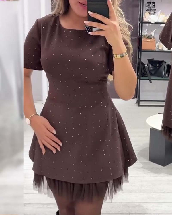 Elegancka sukienka z połyskującym patchworkiem z siateczki